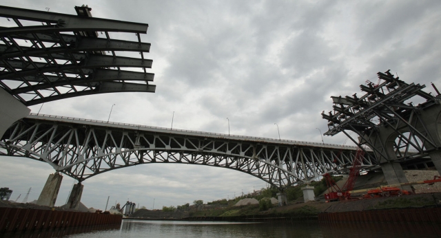 Inner Belt Bridge crews ready to put steel over river